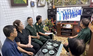 Cán bộ, đảng viên và nhân dân Thủ đô tiếc thương theo dõi Lễ Quốc tang Tổng Bí thư 