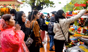  Phủ Tây Hồ chật kín người đội mưa khấn lễ