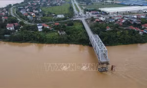 Một trụ và 2 nhịp của cầu Phong Châu (Phú Thọ) bị nước lũ cuốn trôi