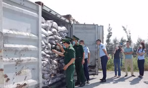 Phát hiện container chở gần 30 tấn phế liệu kim loại có nguy cơ gây ô nhiễm môi trường