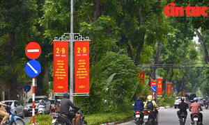 Đường phố Hà Nội rực rỡ cờ hoa, băng rôn mừng Lễ Quốc khánh 2/9