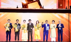 Bà Mai Kiều Liên được vinh danh Lãnh đạo truyền cảm hứng sáng tạo tại Vạn Xuân Awards 2025