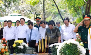 Thủ tướng dâng hương tri ân các Anh hùng liệt sĩ và thăm cựu tù tại Côn Đảo