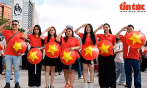 Nón lá vẽ cờ đỏ sao vàng xuất hiện trên nhiều phố phường TP Hồ Chí Minh dịp 30/4