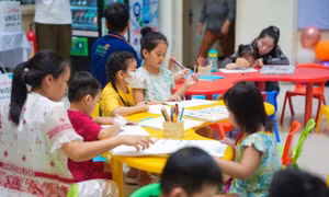 Trao tặng thiết bị y tế cho Bệnh viện Trung ương Huế
