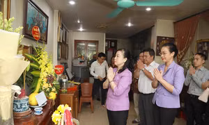 Bộ trưởng Bộ Y tế thăm gia đình Liệt sĩ, bác sĩ Đặng Thùy Trâm