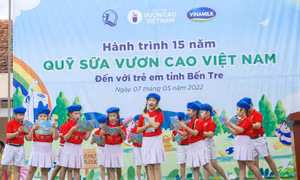 Quỹ sữa Vươn cao Việt Nam và Vinamilk dành nhiều món quà đặc biệt cho trẻ em nhân 15 năm thành lập