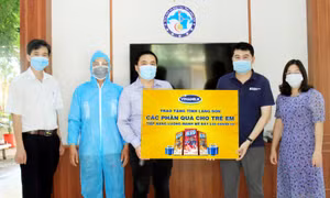 Vinamilk tặng sữa và quà cho trẻ em đang cách ly phòng dịch 
