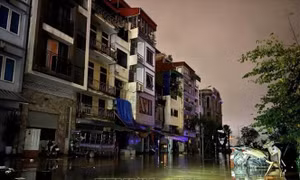 Lũ trên sông Hồng ở Hà Nội vượt báo động 2, đe doạ an toàn nhiều tuyến đê và tính mạng, tài sản của người dân