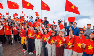 Du khách hào hứng và tự hào tham dự lễ thượng cờ trên đỉnh Fansipan dịp nghỉ lễ 30/4 - 1/5