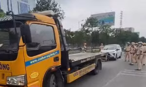 Phạt Youtuber nổi tiếng với các clip giám sát CSGT vì đi ô tô vào làn xe hai bánh