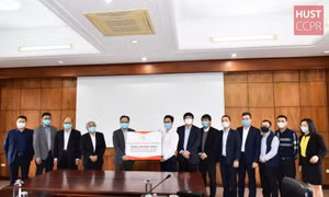 Cựu sinh viên Đại học Bách khoa Hà Nội tặng 100 máy tính cho trường
