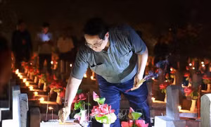 Thủ tướng Phạm Minh Chính dự Lễ thắp nến tri ân các Anh hùng liệt sĩ tại Nghĩa trang Trường Sơn