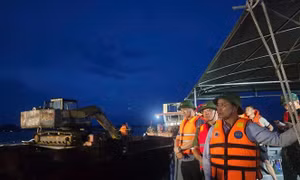 Khẩn trương cứu nạn, cứu hộ các nạn nhân trong vụ đắm tàu du lịch trên vịnh Hạ Long