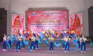 Màn đồng diễn dân vũ sôi động tại Quảng Ninh 