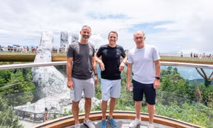 Huyền thoại bóng đá Michael Owen bất ngờ check in Cầu Vàng 
