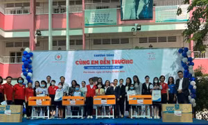 Prudential trao tặng 100 bộ bàn ghế học tập cho học sinh nghèo vượt khó 