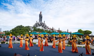 ‘Mục sở thị’ các kiệt tác tạo hình trái cây nghệ thuật tại núi Bà Đen dịp lễ Vía Bà