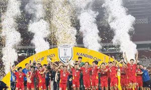 Các cầu thủ U23 Việt Nam hân hoan nâng cao cúp vô địch U23 Đông Nam Á 2025