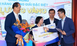 Gửi tiết kiệm, khách hàng Vikki trúng 10 lượng vàng  