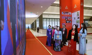 Trưng bày ảnh 'Dưới cờ Đảng - Đất nước tiến vào Kỷ nguyên mới' thu hút sự quan tâm của các đại biểu dự Đại hội XIV