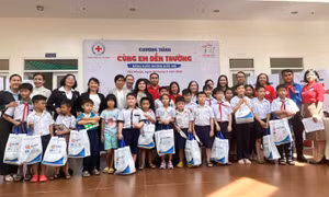 Prudential tiếp tục đồng hành cùng học sinh nghèo vượt khó 