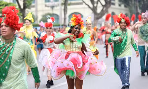 Tưng bừng Carnival đường phố tại phố đi bộ Hồ Gươm nhân kỷ niệm “20 năm Thành phố Vì hòa bình”
