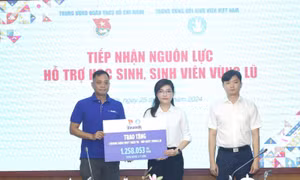 Chương trình của Vinamilk hỗ trợ hơn 6 tỷ đồng cho học sinh, sinh viên vùng bão lũ 