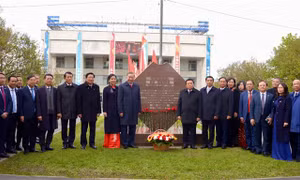 Tổng Bí thư Tô Lâm đặt hoa tại biển lưu danh Tổng Bí thư Lê Duẩn ở Moskva
