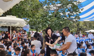Vinamilk mang niềm vui uống sữa đến với trẻ em Quảng Nam