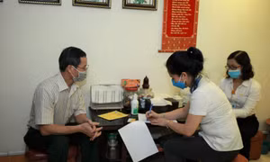 Dịch COVID-19: Đăng ký như thế nào để nhận lương hưu, trợ cấp BHXH tại nhà?
