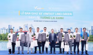 VinFast bàn giao lô xe Limo Green đầu tiên cho khách hàng
