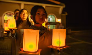 Dâng hoa cúng Phật trên đỉnh thiêng Fansipan dịp Lễ Vía Đức Phật A Di Đà