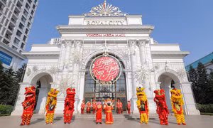 Trung tâm thương mại đông nghịt người khai Xuân