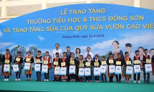 Trao tặng Trường Tiểu học & THCS Đồng Sơn và Quỹ sữa Vươn cao Việt Nam trao tặng sữa cho trẻ em Quảng Ninh.
