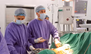 Thầy thuốc Ưu tú Phạm Việt Hùng: Người chinh phục những ca mổ 'bất khả thi' ở Quảng Ninh