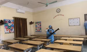  Học sinh nghỉ học một tuần vì dịch cúm do virus Corona, phụ huynh chật vật tìm cách trông trẻ