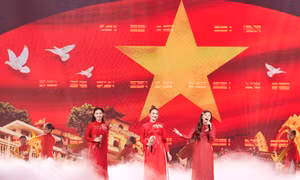 Chương trình 'Khát vọng cống hiến': Sao mai Nguyễn Thu Hằng xúc động hát giữa hàng ngàn chiến sĩ 