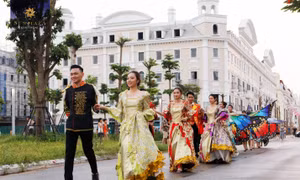 Bích Phương và bikini show 'bỏ bùa' khán giả Hạ Long tại Sun Dance Festival