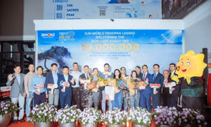 Vị khách thứ 10 triệu tại Fansipan nhận phần quà trị giá hơn 20 triệu đồng