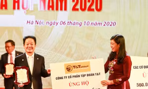 'Bầu Hiển' ủng hộ 5 tỷ đồng cho quỹ Vì người nghèo Thành phố Hà Nội