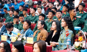NSND Phạm Phương Thảo ngồi 'ghế nóng' Liên hoan Ca múa nhạc toàn toàn quốc 2024