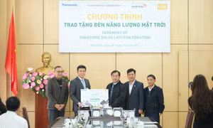 Trao tặng đèn năng lượng mặt trời cho hộ nghèo chưa có điện lưới quốc gia của Điện Biên