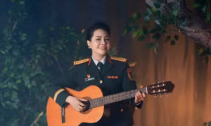 Đại úy, ca sĩ Lương Nguyệt Anh nhận hai Bằng khen của Bộ Quốc Phòng