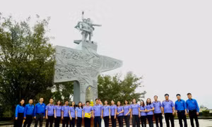 Thanh tra Viện KSNDTC và Viện KSND tỉnh Thanh Hóa dâng hương tại Tượng đài Thanh niên xung phong
