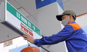 Xăng tiếp tục tăng giá, tiến sát mốc 30.000 đồng/lít
