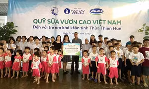 Quỹ sữa 'Vươn cao Việt Nam' đến với trẻ em khó khăn tỉnh Thừa Thiên - Huế
