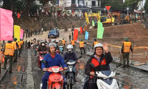 Chính thức thông xe cầu phao Phong Châu