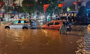 Hà Nội: 82 điểm ngập úng, huy động tối đa lực lượng tiêu thoát nước