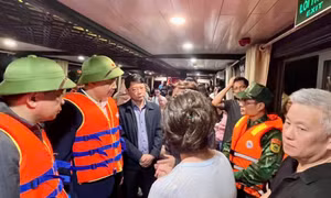 Hỗ trợ, đảm bảo an toàn cho du khách sau sự cố cháy tàu trên vịnh Hạ Long